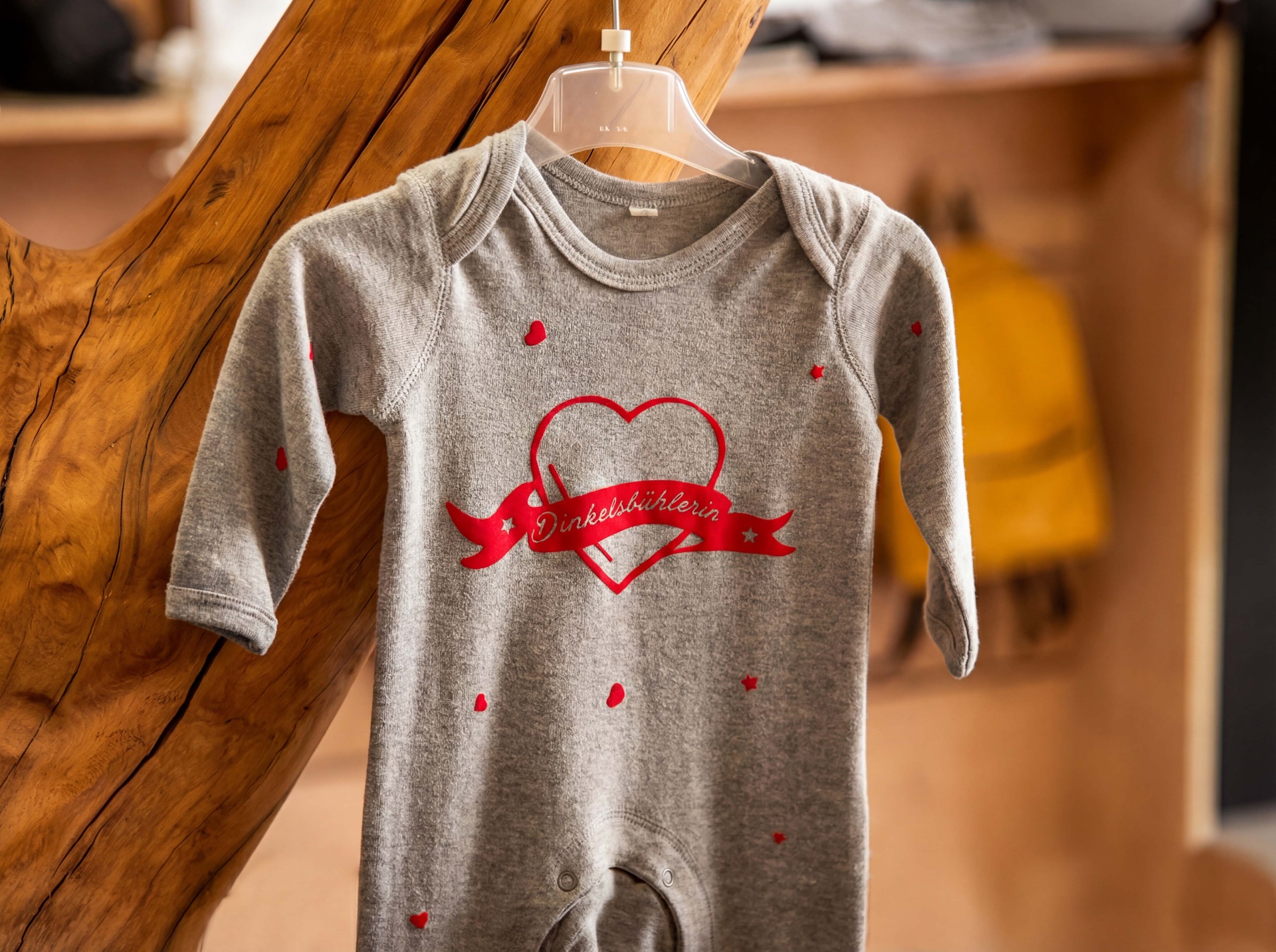 Dinkelsbühlerin Babybody – Personalisierte Babykleidung Grauer Babybody mit rotem Dinkelsbühlerin-Herzdesign – personalisiertes Geschenk für Babys aus Dinkelsbühl