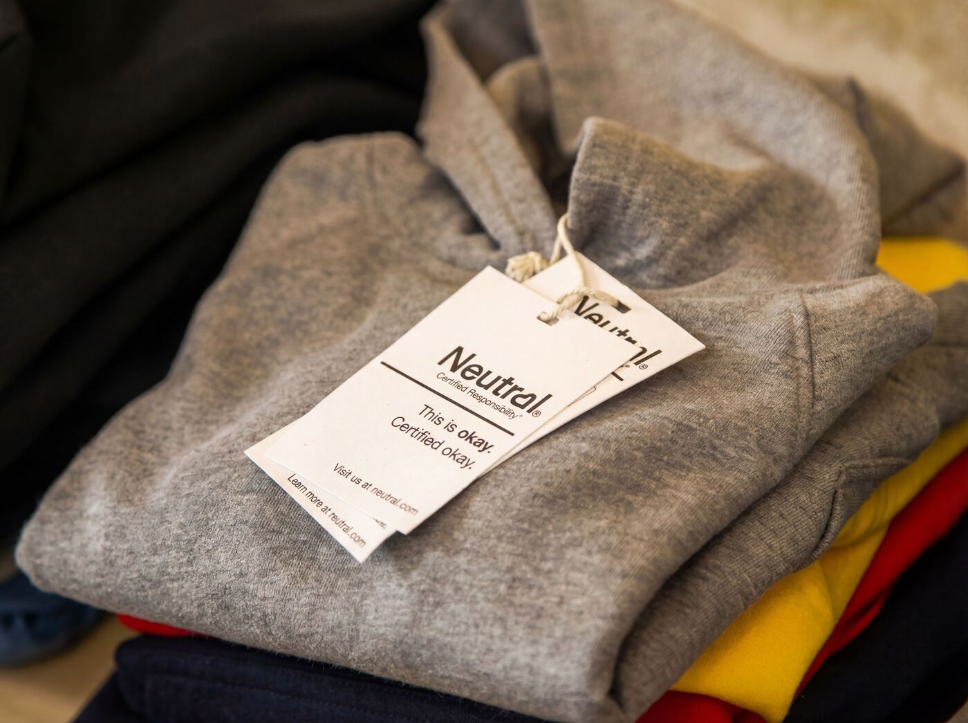 Neutral Textilien – Fair Trade & Bio-zertifiziert Gestapelte Bio-Baumwoll-Textilien mit Neutral-Zertifizierung – nachhaltige Mode in verschiedenen Farben