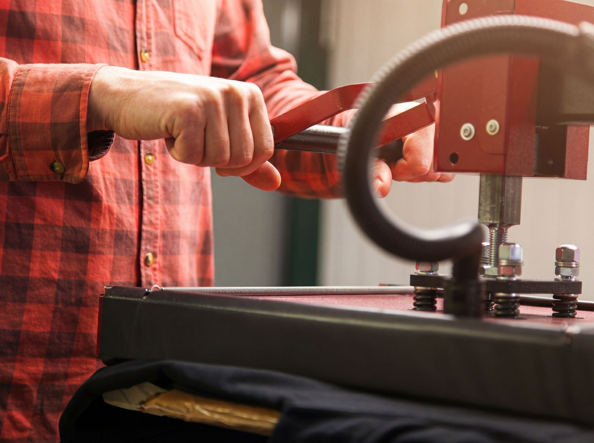 Transferpresse für professionellen Textildruck in Dinkelsbühl Textilveredelung mit Transferpresse – Mitarbeiter bedient Heißpresse für T-Shirt-Druck